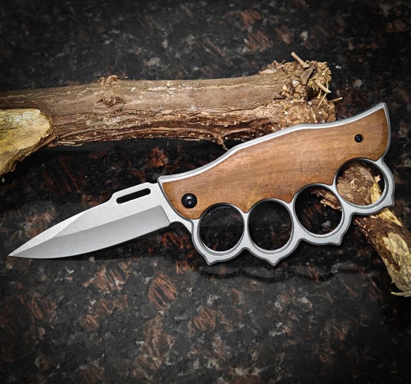 Outdoor camping and mountaineering ring folding knife with window breaking function, multi-functional portable folding knife